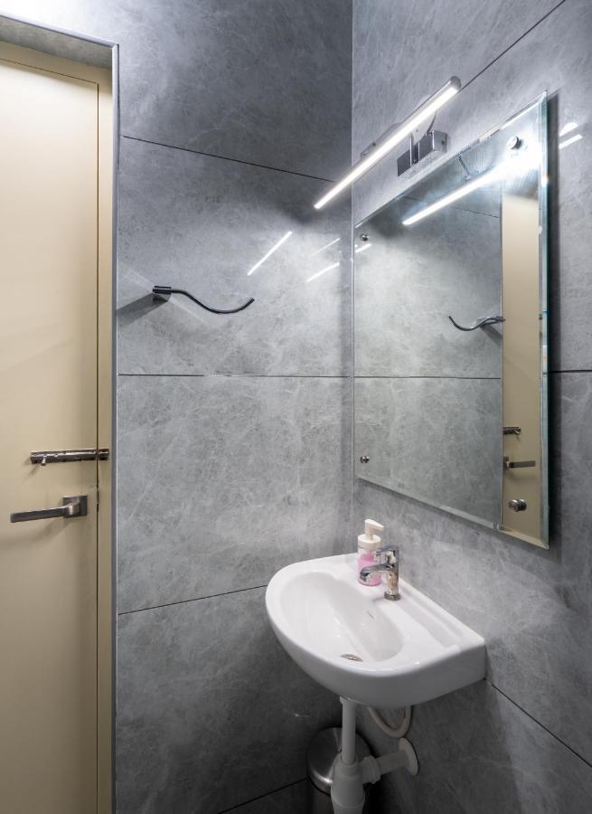 The Silver Chimes Suites Bangalore Buitenkant foto