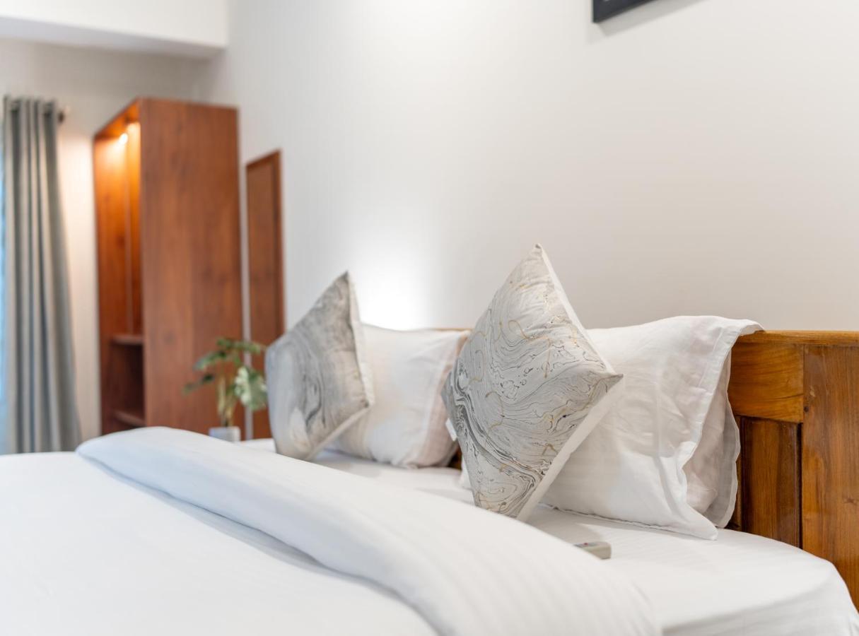 The Silver Chimes Suites Bangalore Buitenkant foto